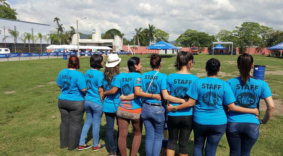 Mujeres que apoyaron la activdad en beneficio de Wendy Motiño.