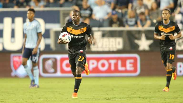 Óscar Boniek García es premiado por la MLS tras gran partido con el Houston Dynamo