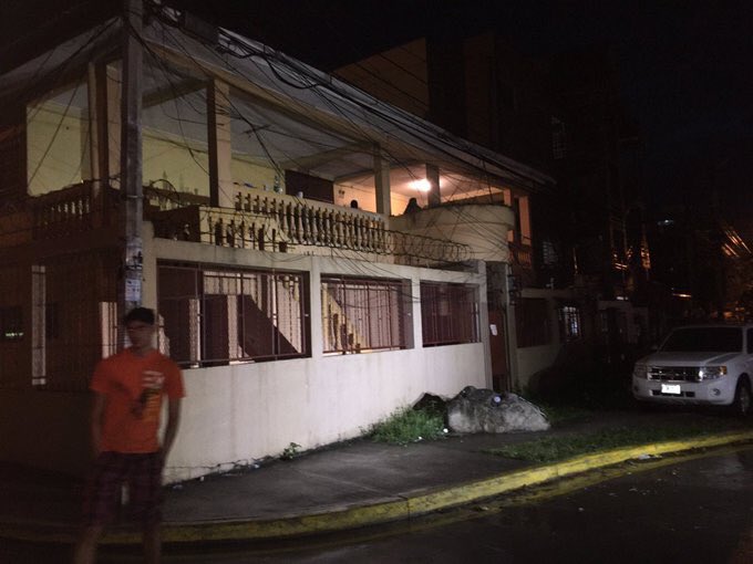 Se presume que los acompañantes vivían cerca de los apartamentos. 