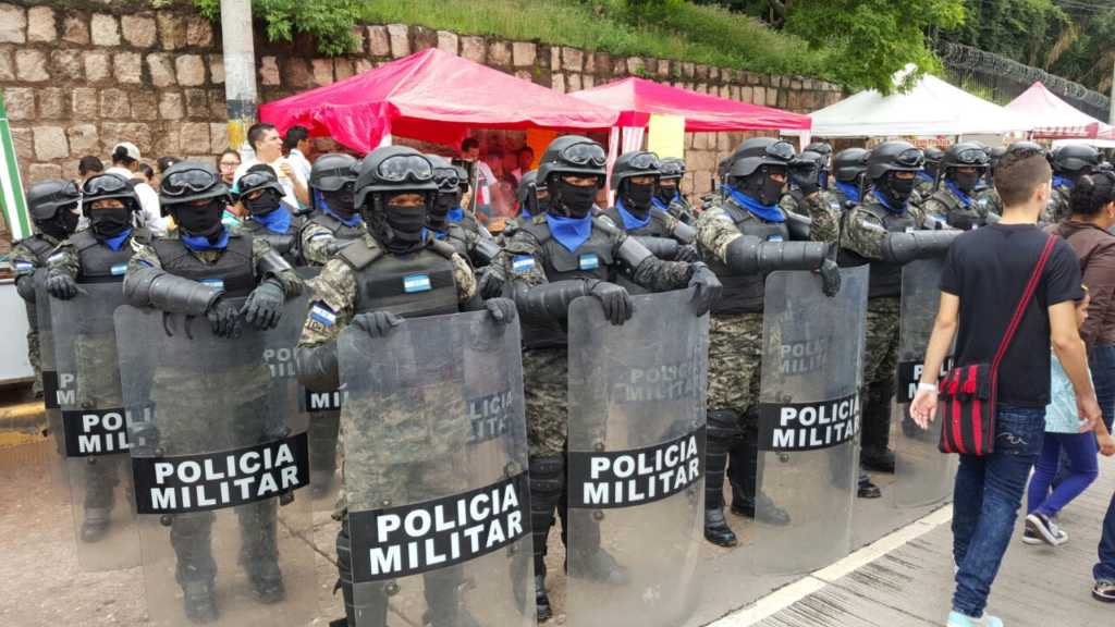 Militares garantizan orden y seguridad en la fiesta cívica