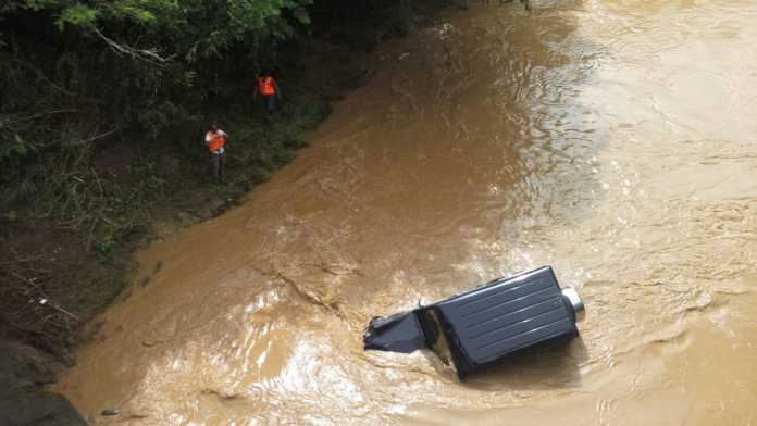 Camioneta negra cae al río Chamelecón