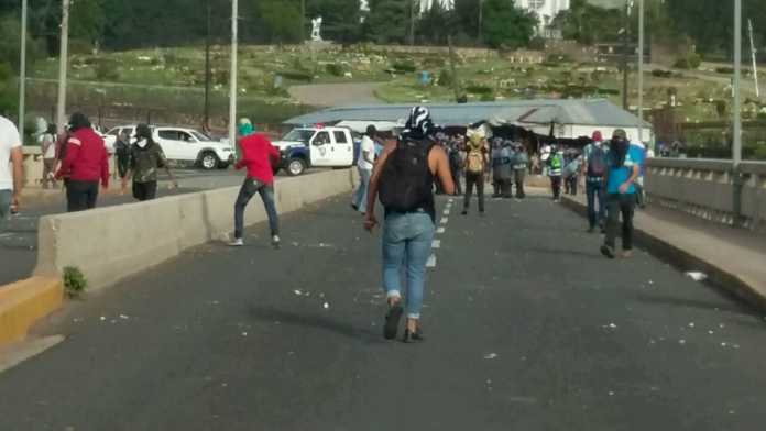 Policía y estudiantes protagonizan "zafarrancho" en la UNAH