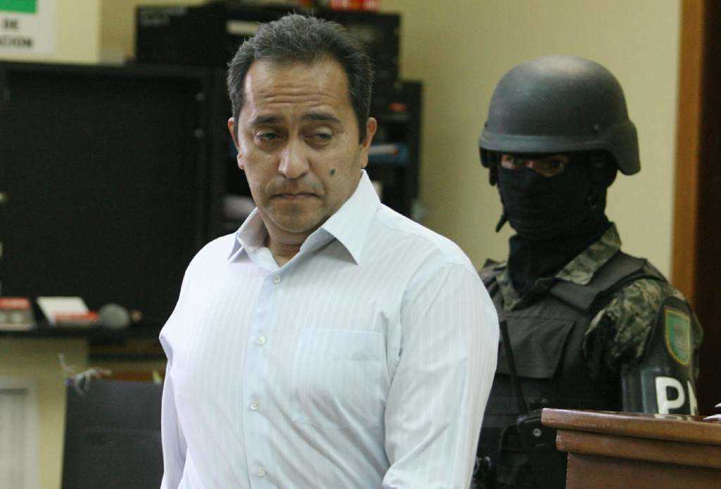 Bertetti vistiendo fina ropa en su captura.
