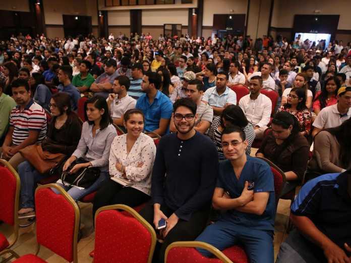 Más de mil 200 jóvenes reciben becas universitarias