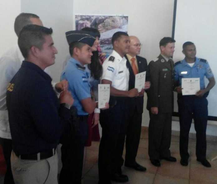 Capacitan policías