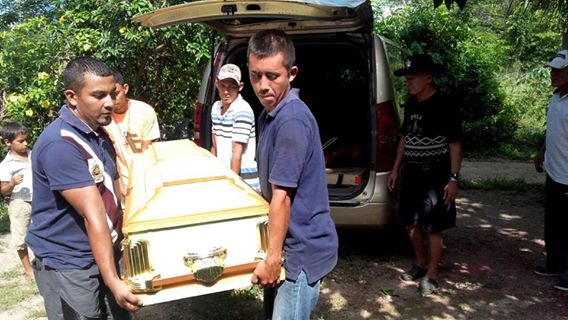 Familiares consternados por la muerte de la joven. 