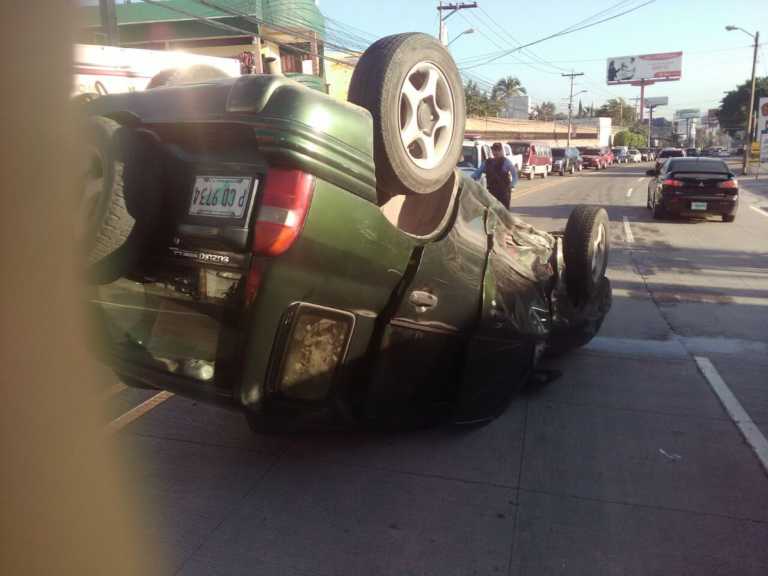 Fuerte colisión con volcamiento en Tegucigalpa