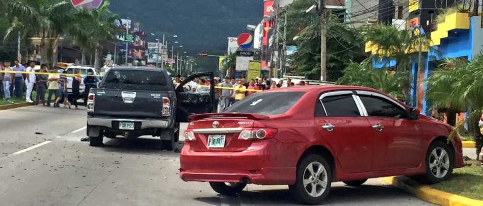 En el auto rojo iba una fémina que se salvó de morir.