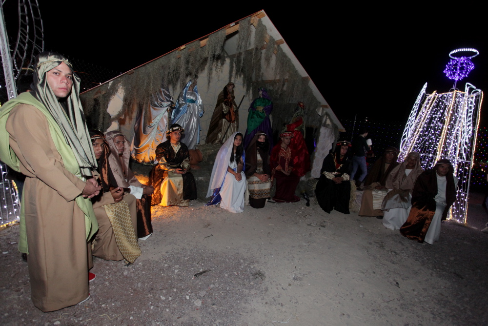 En el sitio se expone un nacimiento viviente y la casa de Santa Claus.