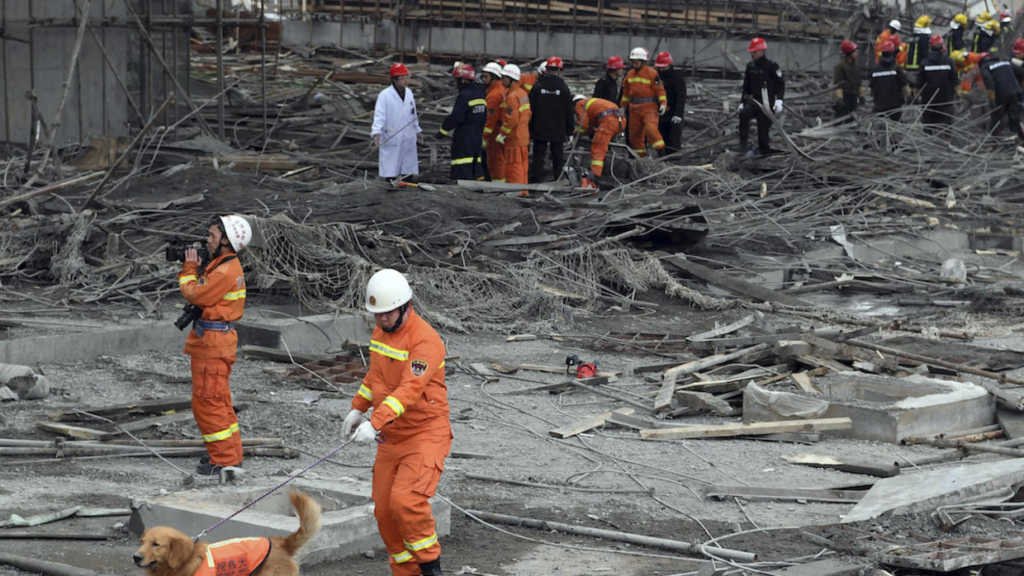 Equipos de rescate intentan sacar a las personas atrapadas bajos los escombros