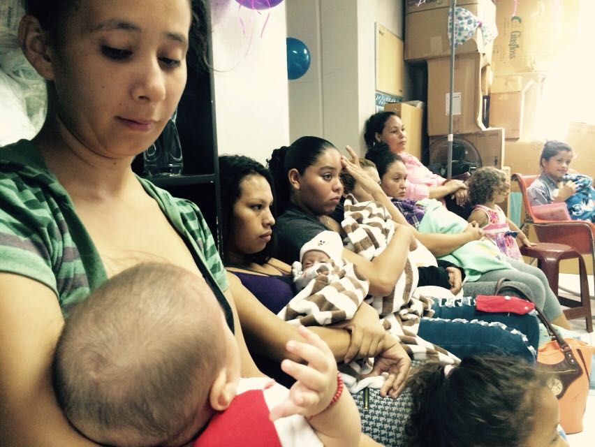 Madres canguro con sus bebés en el Hospital Escuela.