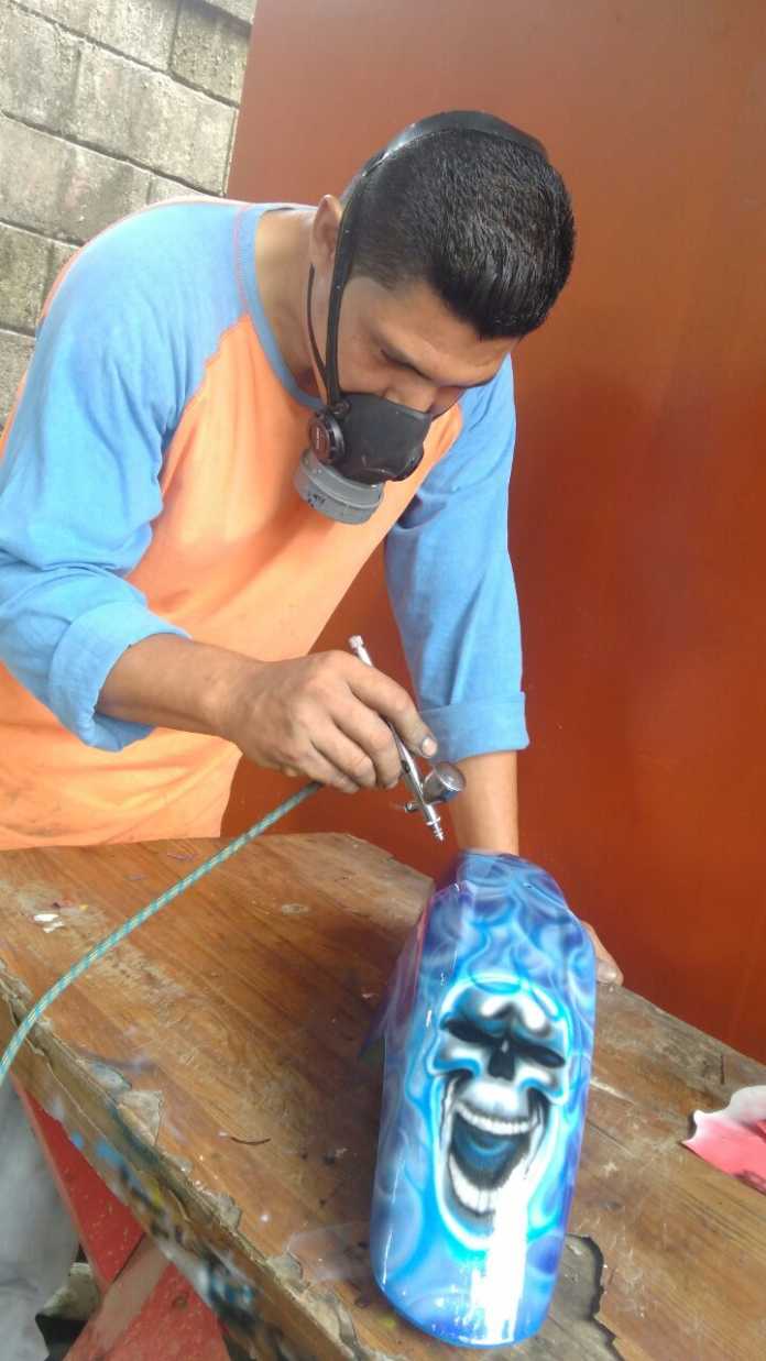 Joven hondureño plasma su arte original