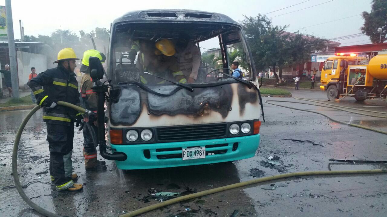 Pandilleros queman bus