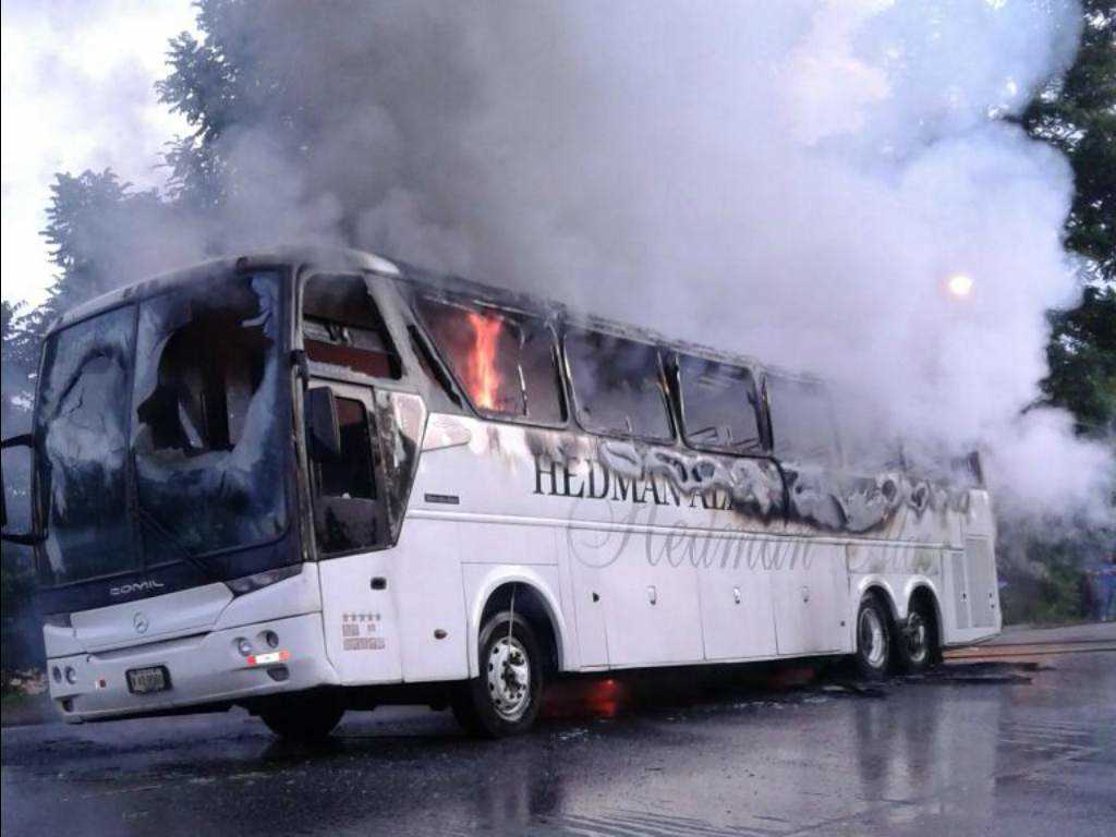 Bus quemado en La Ceiba.