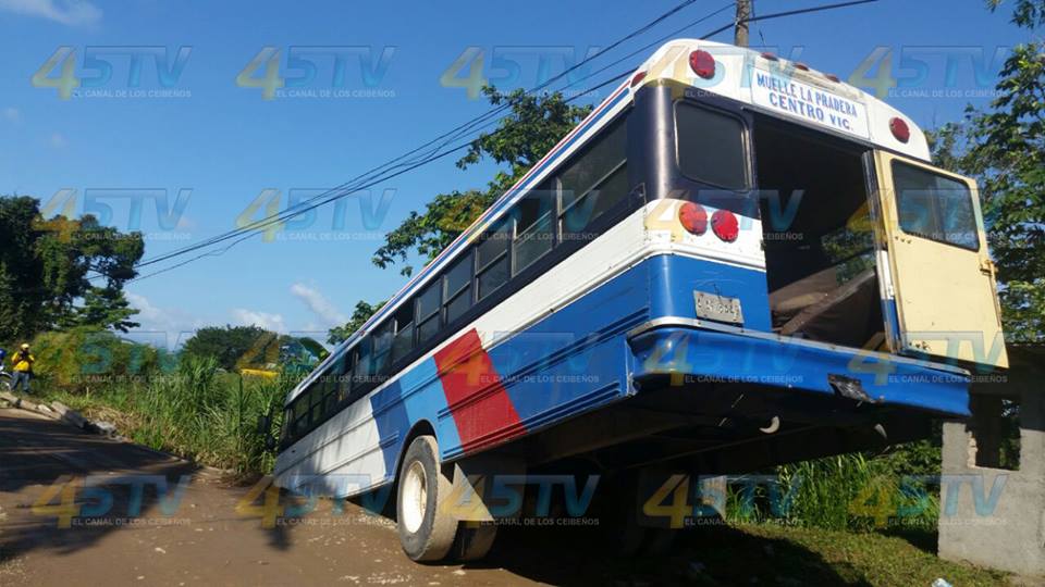 bus en quebrada de La Ceiba