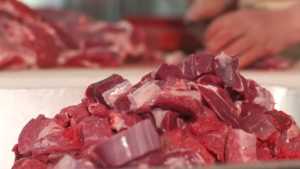 698674703-matadero-carne-de-cerdo-hecho-a-mano-carnicero