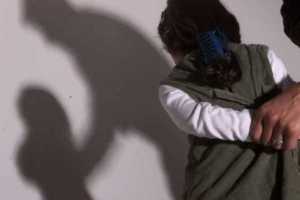 mientras violaba a la menor, también tocaba las partes intímas de su hermanita