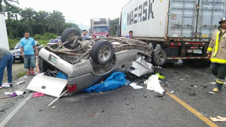 El pick-up quedó totalmente destruido.