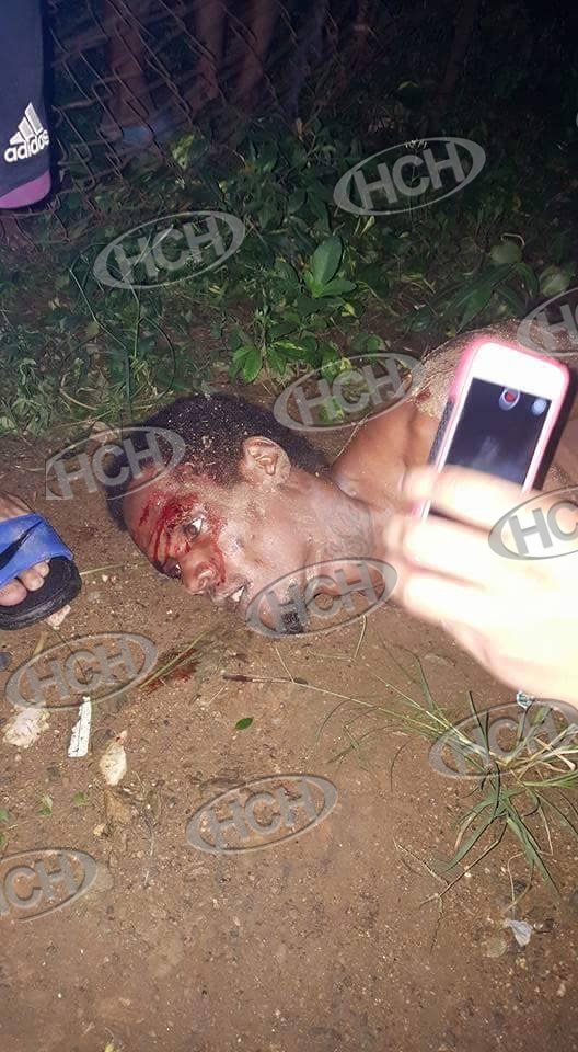 Lo pobladores dispusieron a tomar fotografía al tiempo que lo golpeaban