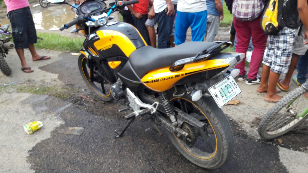 La motocicleta quedó al lado del cadáver.