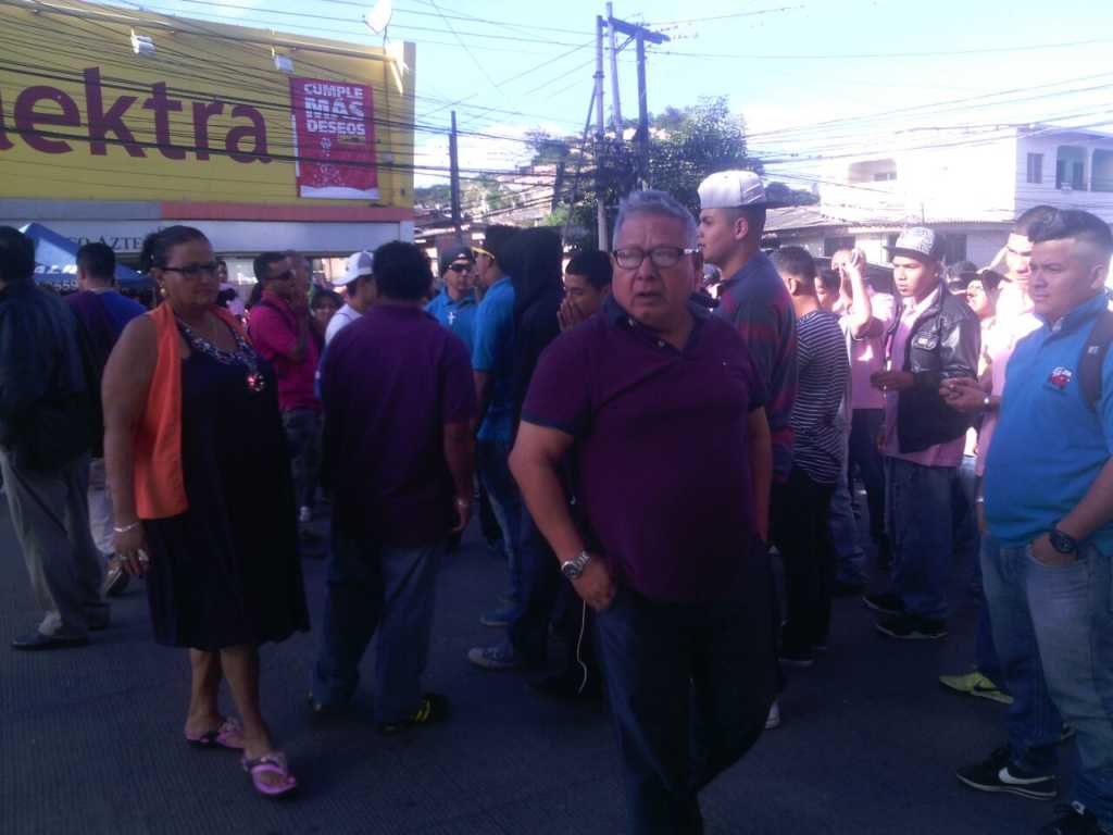 Familiares y vecinos, se aglomeraron en dicha colonia como medida de presión.