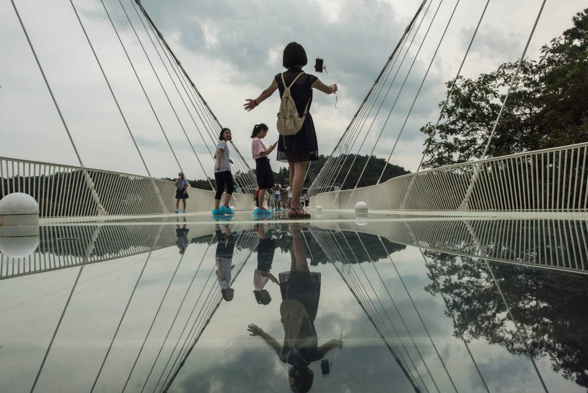 El puente de cristal pone a temblar a muchos con pánico a las alturas.