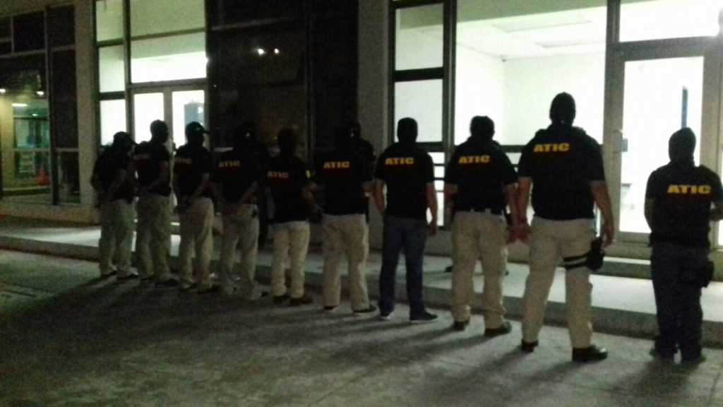 Momento en que trasladaban a "El Pozo" a los presuntos implicado en el crimen