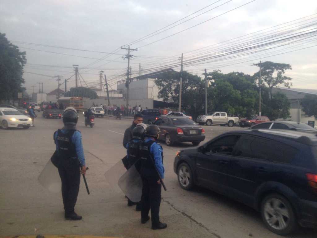 Nueva jornada de protestas de empleados del transporte. Un grupo de motoristas bajaban a pasajeros de las unidades en Bulevar del Sur en #SPS