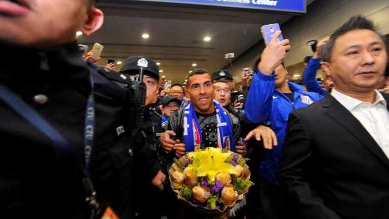 Carlos Tevez, recibido por una multitud fervorosa en China