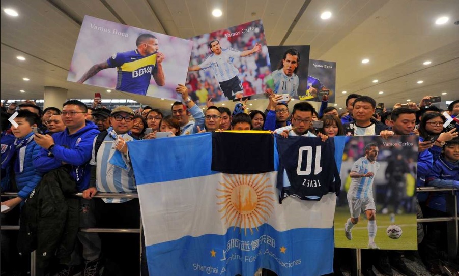 Cientos de personas llegaron al aeropuerto para recibir al argentino