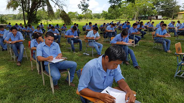 UNA prepara graduaciones