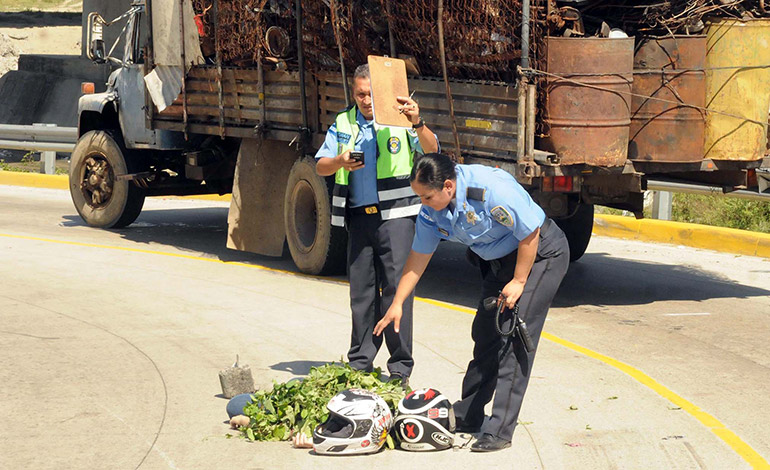 Así quedó la joven en el pavimento tras el fatal accidente