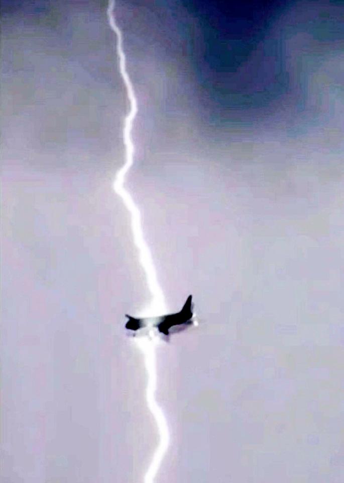 Momento exacto en que el avión fue impactado.