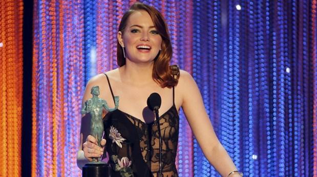 ".SAG Awards. Emma Stone, al recibir el premio de Mejor actriz por "La La Land".