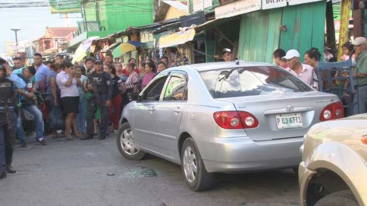 El vehículo quedó a un lado de la calle.
