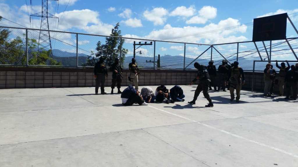 Entre los detenidos figura una fémina señalada por extorsión.
