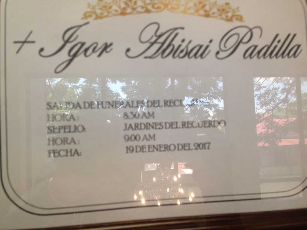 Placa en el velatorio del periodista hondureño