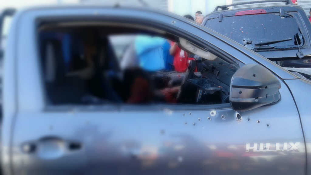 Tendido y sangrando quedó el comerciante dentro de carro
