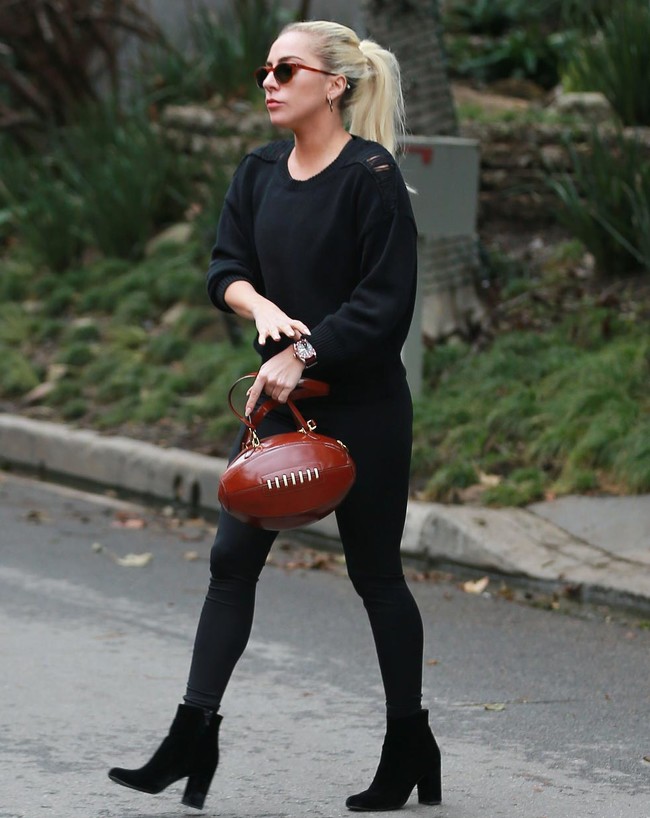 lady-gaga-total-look-negro-bolso-forma-balon-futbol-americano-650x818