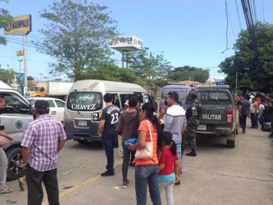 Varias personas sin transporte en Mall Megaplaza.