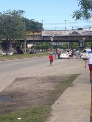 Los ciudadanos corren tras los taxistas para poder llegar a sus casas. Los ciudadanos corren tras los taxistas para poder llegar a sus casas.