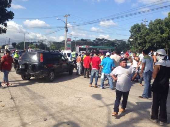 Transportistas están tomándose las calles en el bulevar salida a La Lima.