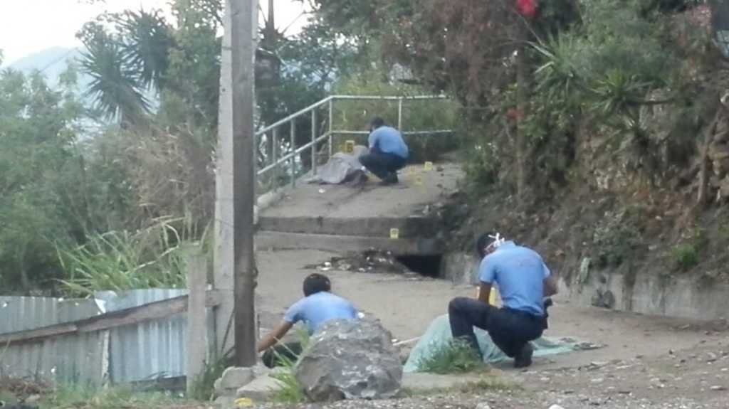 Los cuerpos de los jóvenes quedaron tendidos en unas gradas de ese sector capitalino.