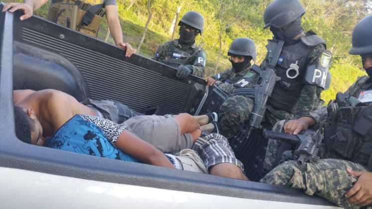 Momento en que militares vigilaban a los capturados