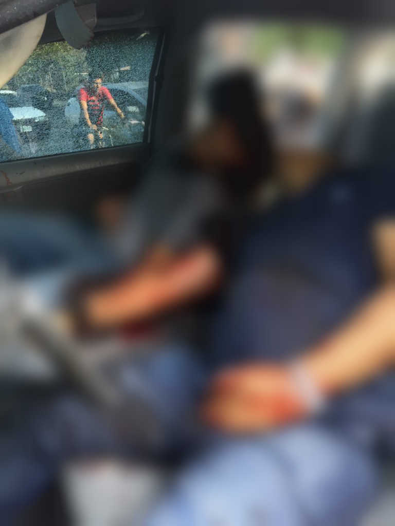Las víctimas quedaron dentro del vehículo y sangrando