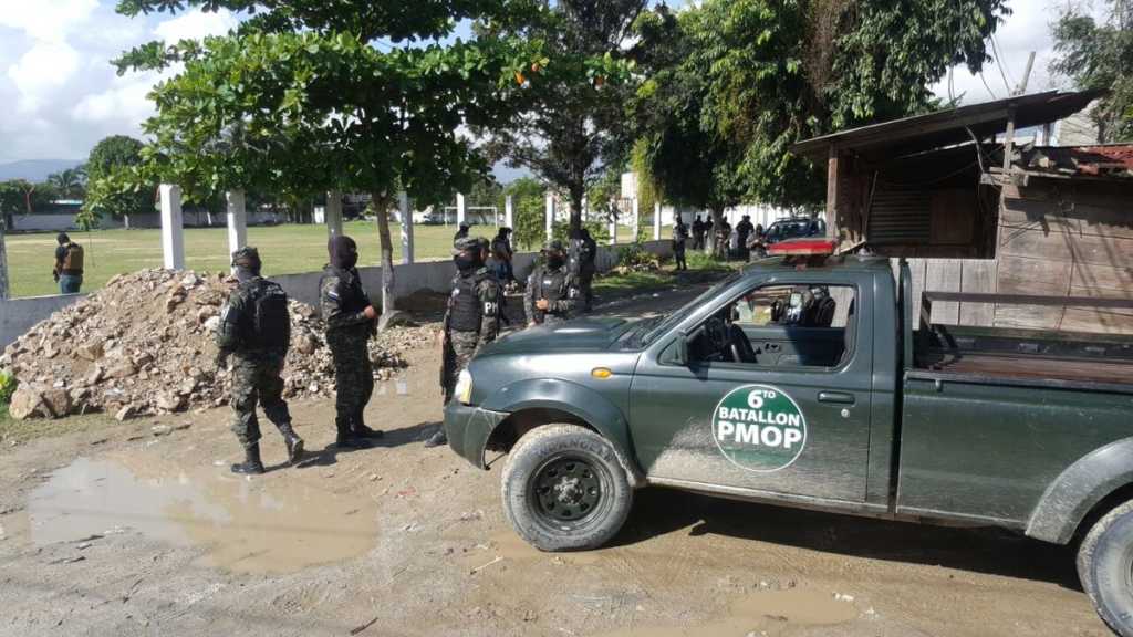 Los uniformados llegaron temprano este viernes a la colonia