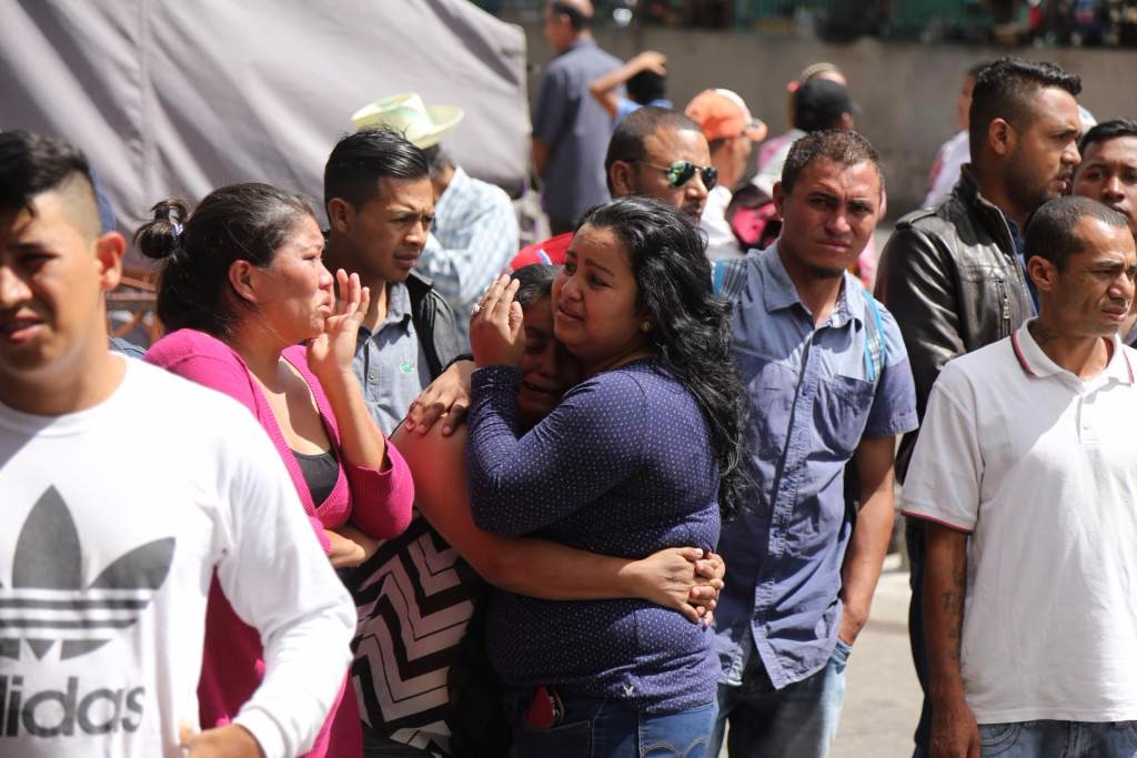 Familiares de las víctimas desconsolados por el accidente.