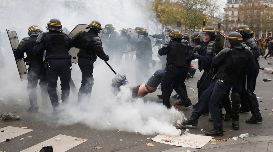 Con gas lacrimógeno dispersaban las protestas.