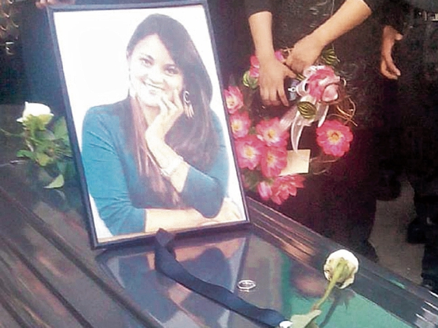 Érick Lancerio colocó el anillo de compromiso sobre el ataúd de su novia Vilma Gabriela Barrios. (Foto Prensa Libre: Cortesía E. Lancerio)