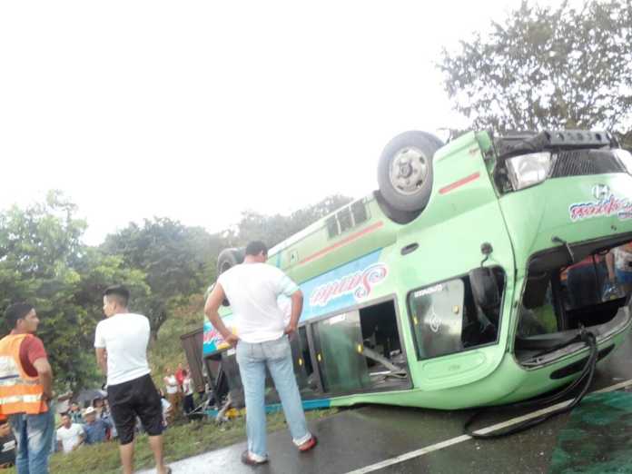 rastra chocó contra bus